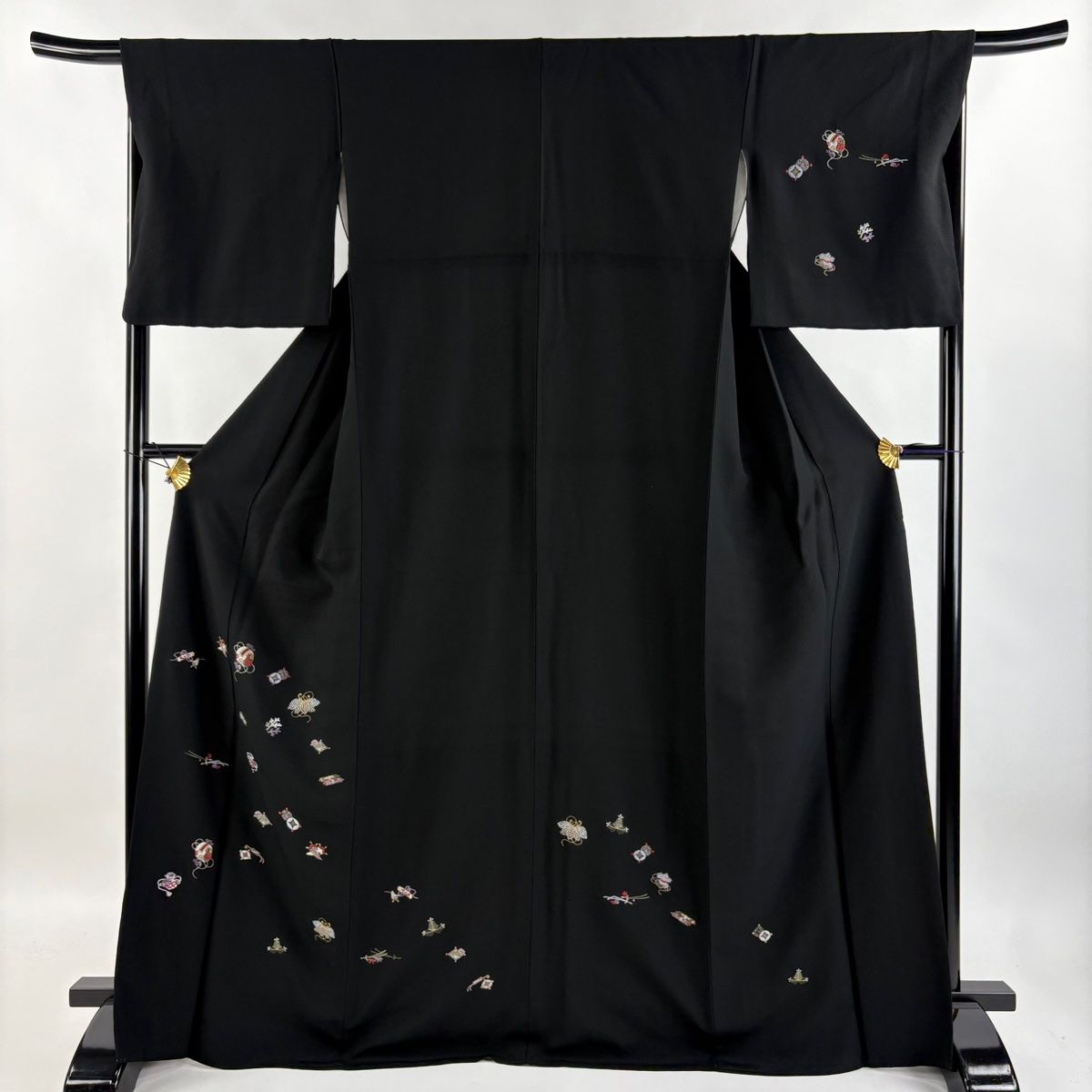身幅広め　付下げ　袷　正絹　黒　古典模様　部分刺繍　身丈166裄67.5 付下げ 身丈167.5cm 裄丈66.5cm M 袷 宝尽くし 松 刺繍 金糸 黒