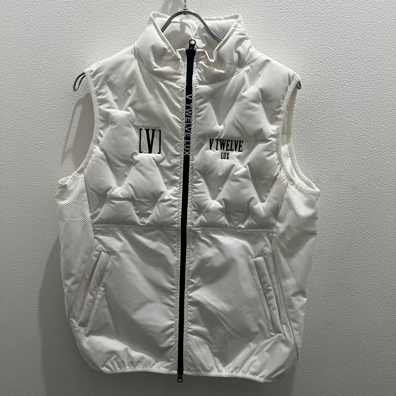 40%OFF V12 v12 V-12 ゴルフ ゴルフウェア ダウンジャケット ダウンベスト VLX2320-JK05 ホワイト LX MAD VEST Mサイズ Lサイズ XLサイズ 防寒 撥水 メンズ 定価41 800円