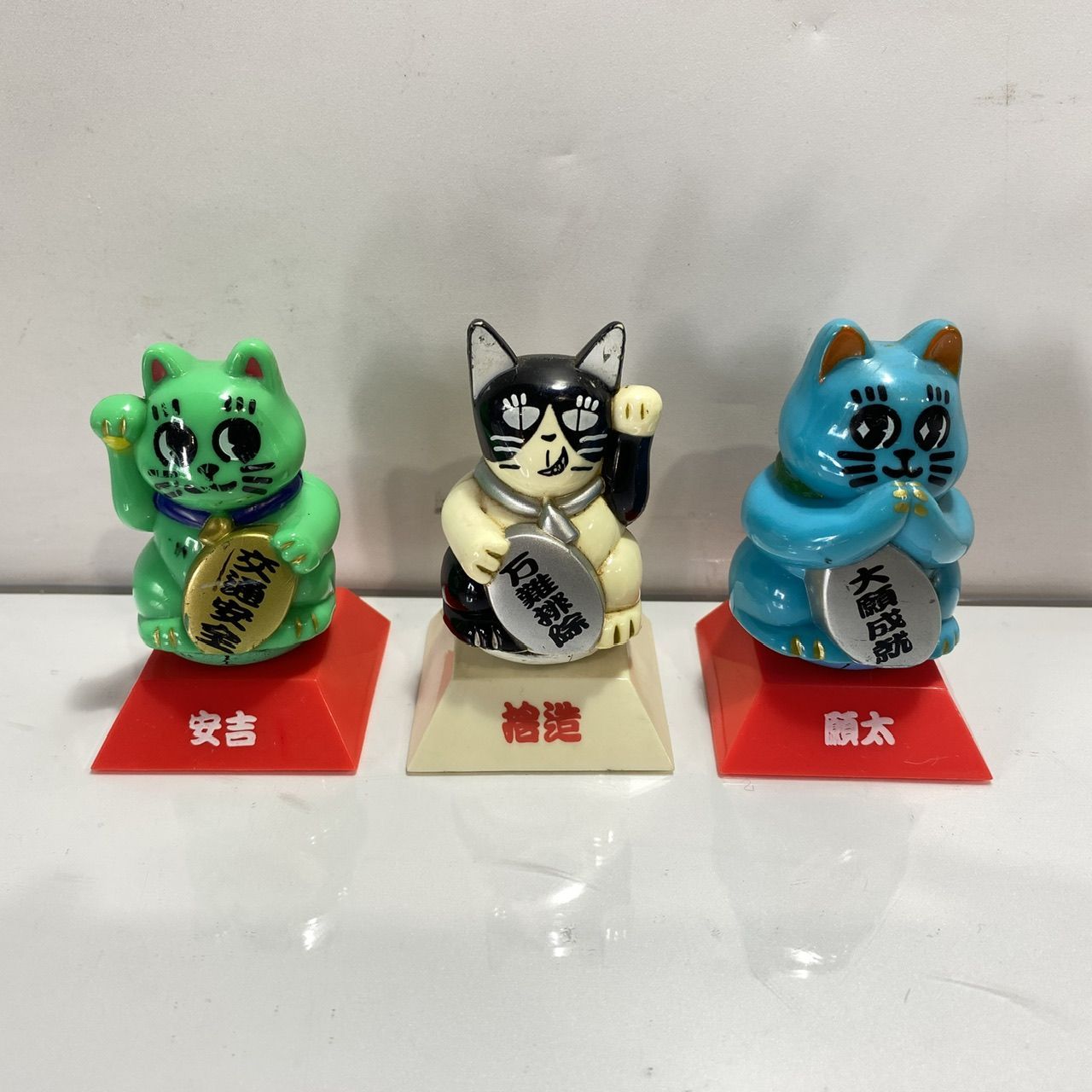 縁起物　招き猫 九谷焼】横座り 招き猫 縁起尽くし 5.5号 縁起物 置物 金運