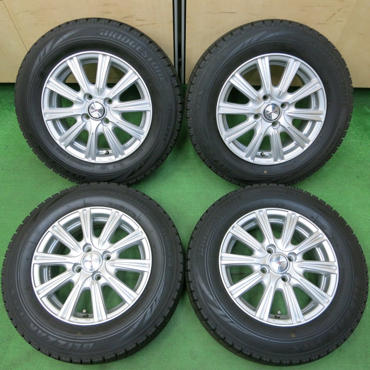 *送料無料* バリ溝！キレイ！ほぼ10分スタッドレス 175/70R14 ブリヂストン ブリザック VRX JOKER ジョーカー 14インチ PCD100/4H4051608イス