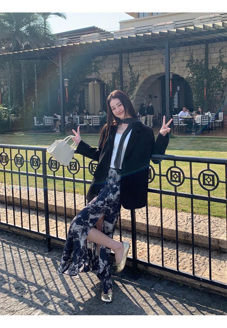 春のお出かけにぴったり♪花柄×スリットロングスカート