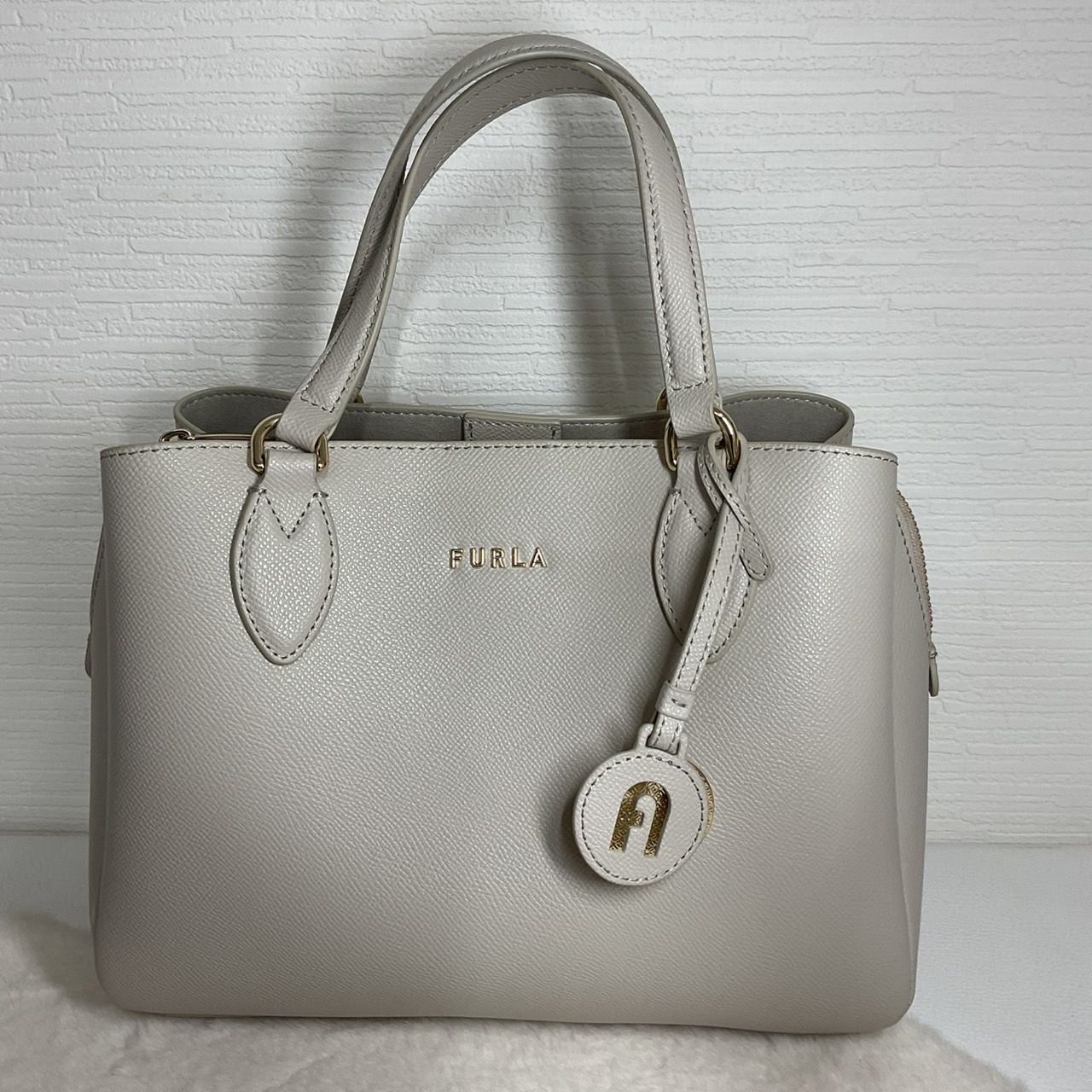 中古美品正規品 FURLA ミネルヴァs ハンドバッグ グレー 2way - メルカリ