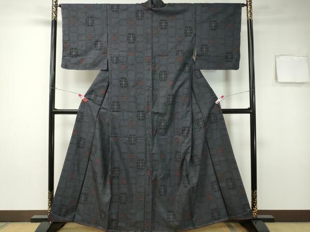 平和屋着物○本場大島紬 泥染め 舞蝶草花文 正絹 逸品 CAAR6487ze