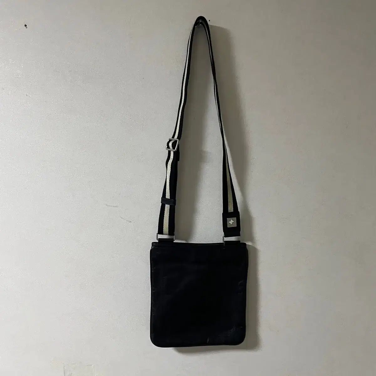 【雷市場（ポンジャン）商品韓国直送】BALLY(バリー) 3線式ストラップ ミニクロスバッグ