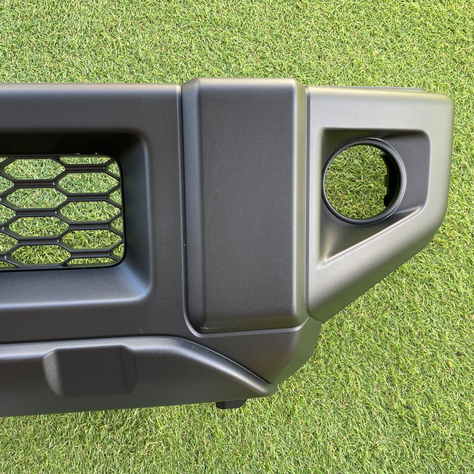 SUZUKI スズキ JB64 ジムニー 純正フロントバンパー新車外し ４型 ナンバーステー付き