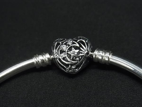 PANDORA シルバーバングル ハート型留め具　ショッパー付き Logo Heart Clasp Bangle