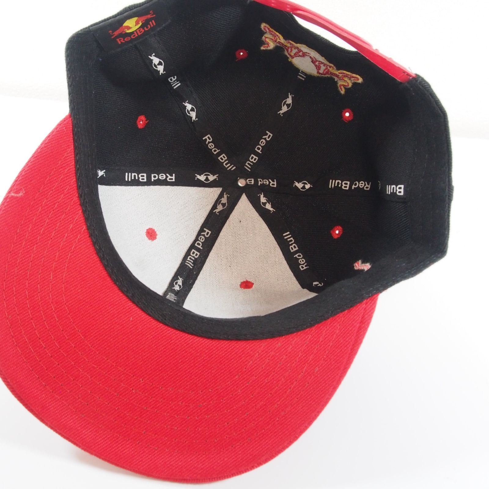 13　黒/赤/直ツバ REDBULL  刺繍 キャップ 帽子 レッドブル エナジードリンク　レーシング