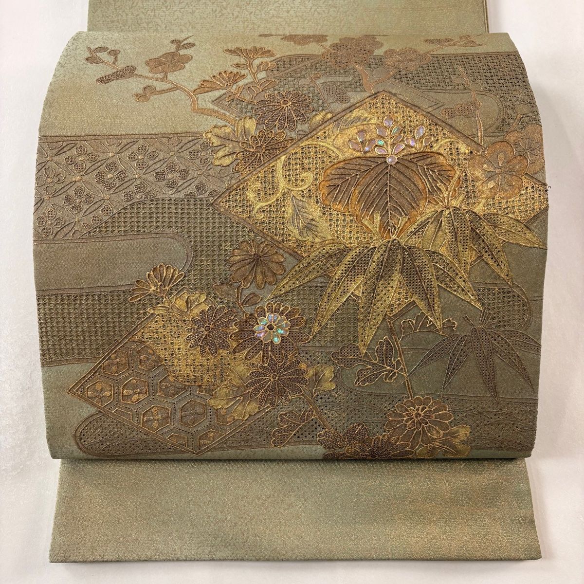 寛文菊 唐織 袋帯 ふっくら 立体的 金糸 正絹 お太鼓柄 黒地 寛文菊 唐織 袋帯 ふっくら 立体的 金糸 正絹 お太鼓柄 黒地