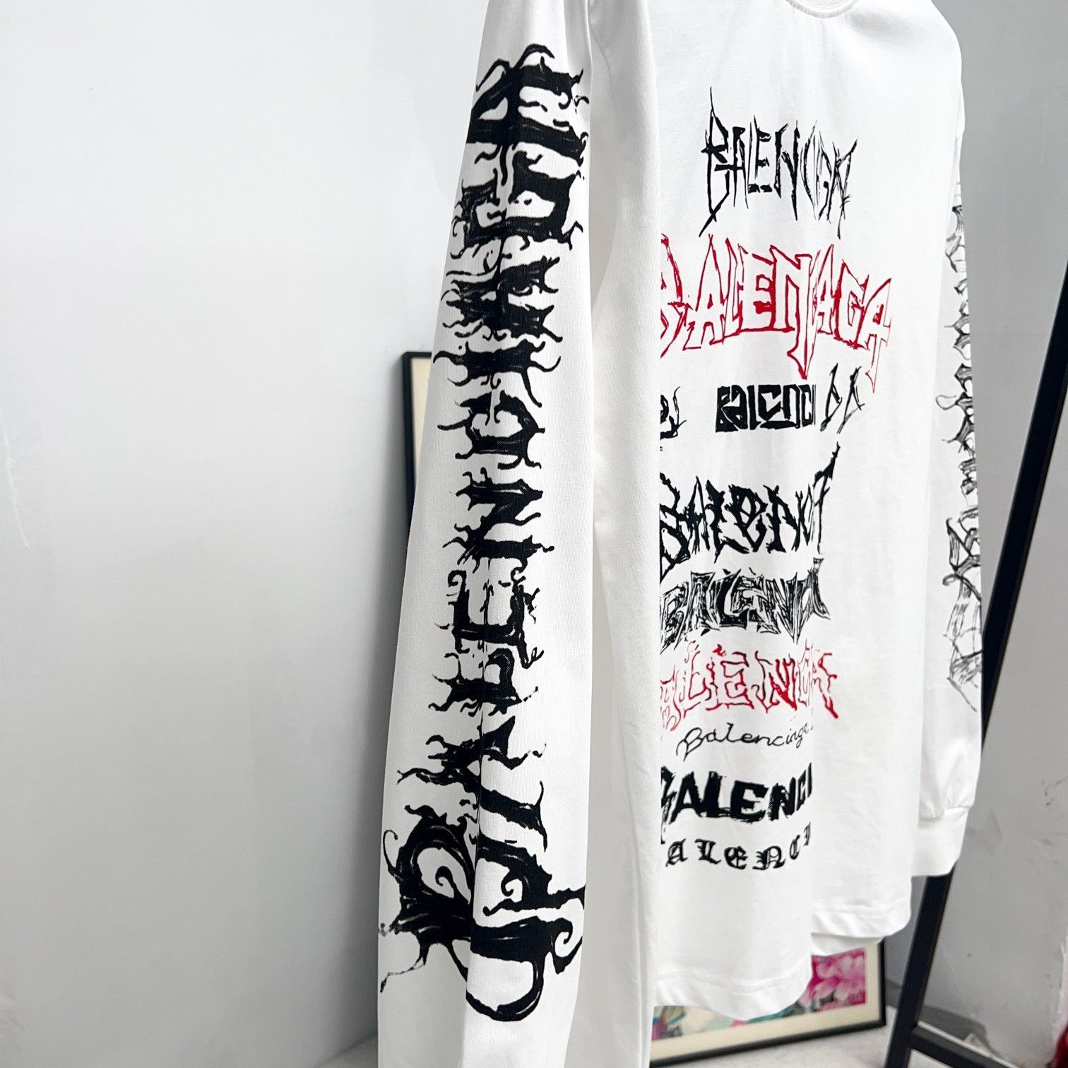 最安値で BALENCIAGA メンズ＆レディース ロングスリーブ Tシャツ ニューイヤー 直噴プリント ブラック|ホワイト XS-L | ♥品