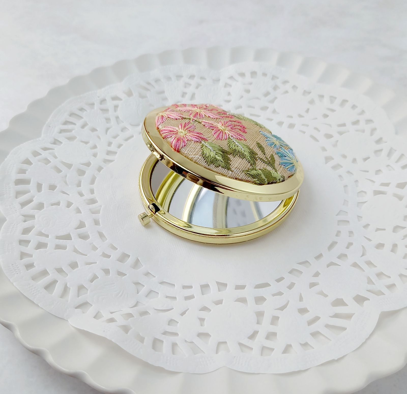 インド刺繍リボンのプッシュ式コンパクトミラー アジサイ柄 - メルカリ
