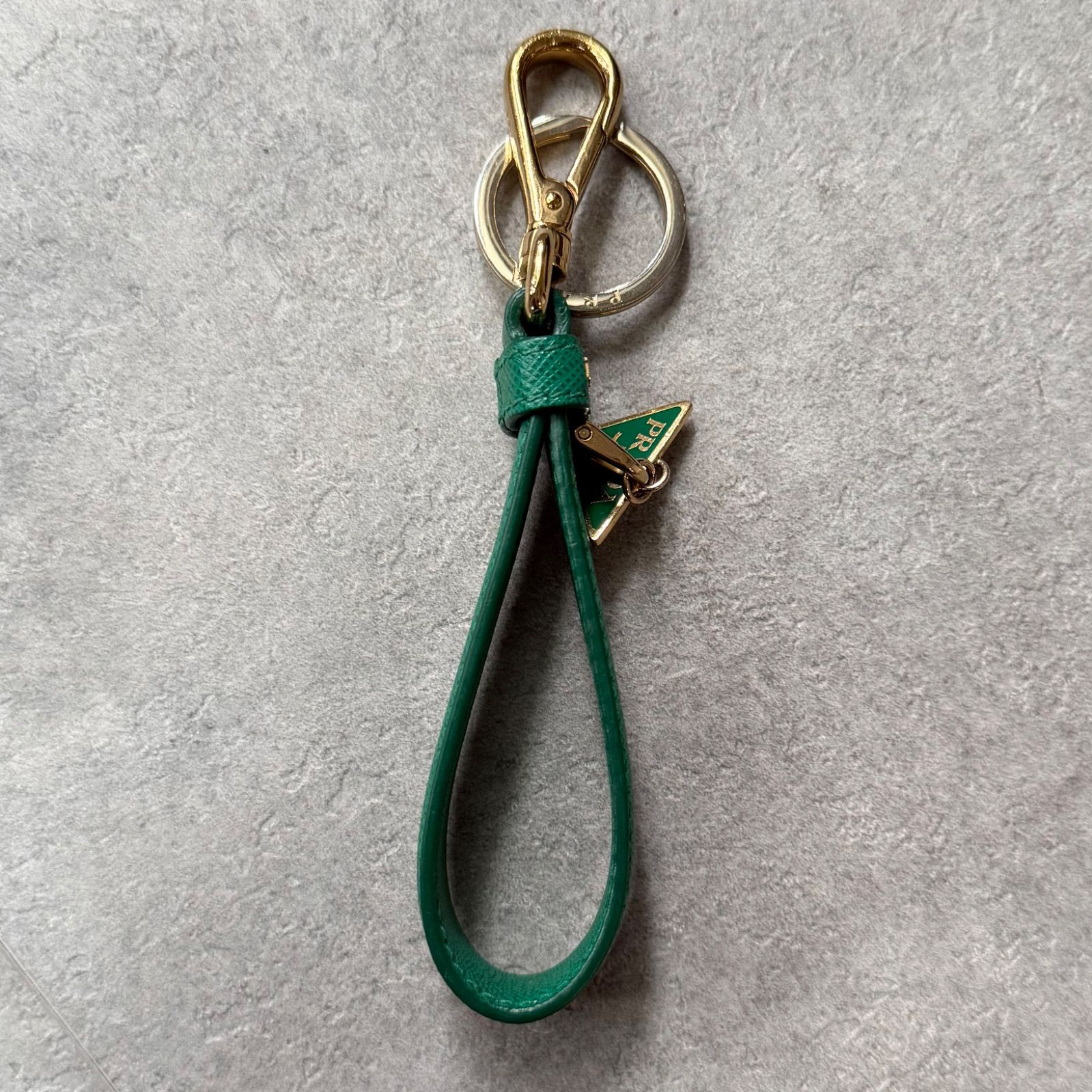 PRADA プラダ 三角ロゴプレート キーリング キーホルダー サフィアーノ