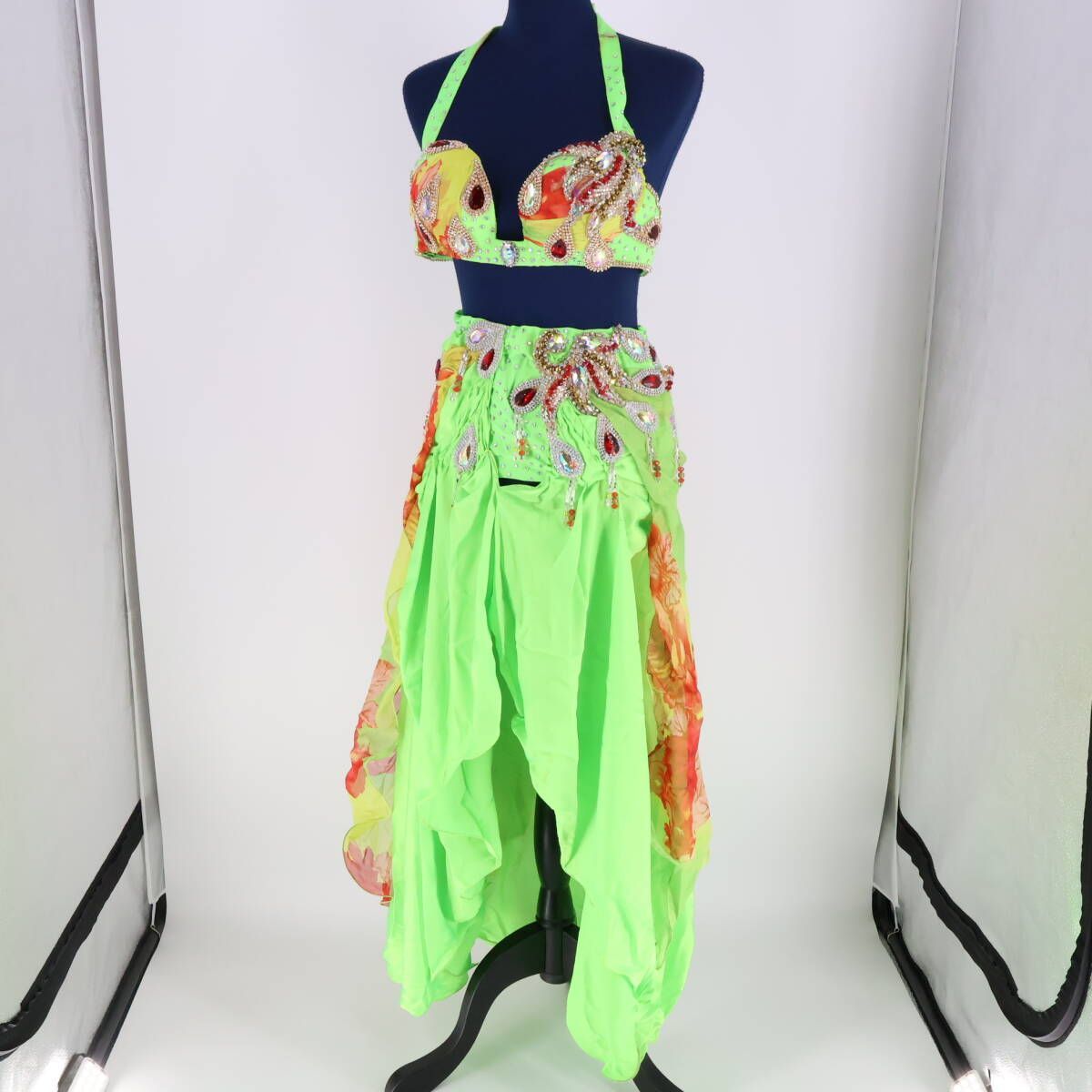 ベリーダンス用 オリエンタル衣装】黄緑色 ラインストーン 赤 シルバー