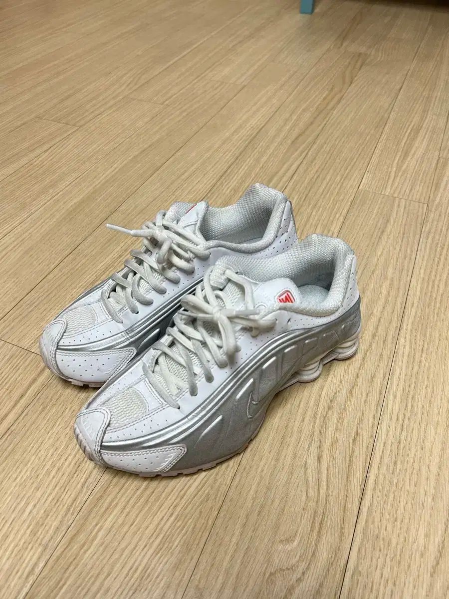 NIKE(ナイキ) ショックス R4 メタリック シルバー