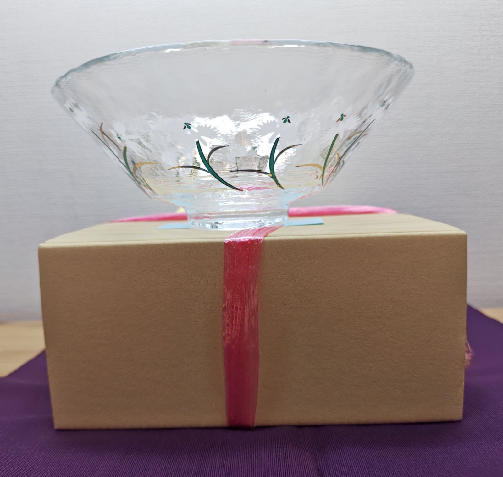 送料込【逢絢亭・新品】茶道具 平茶碗 義山 鷺草の図 東太武朗 紙箱入り 逢絢亭・新品】茶道具 茶碗 平茶碗 義山 鷺草の図 工芸ガラス 超耐熱