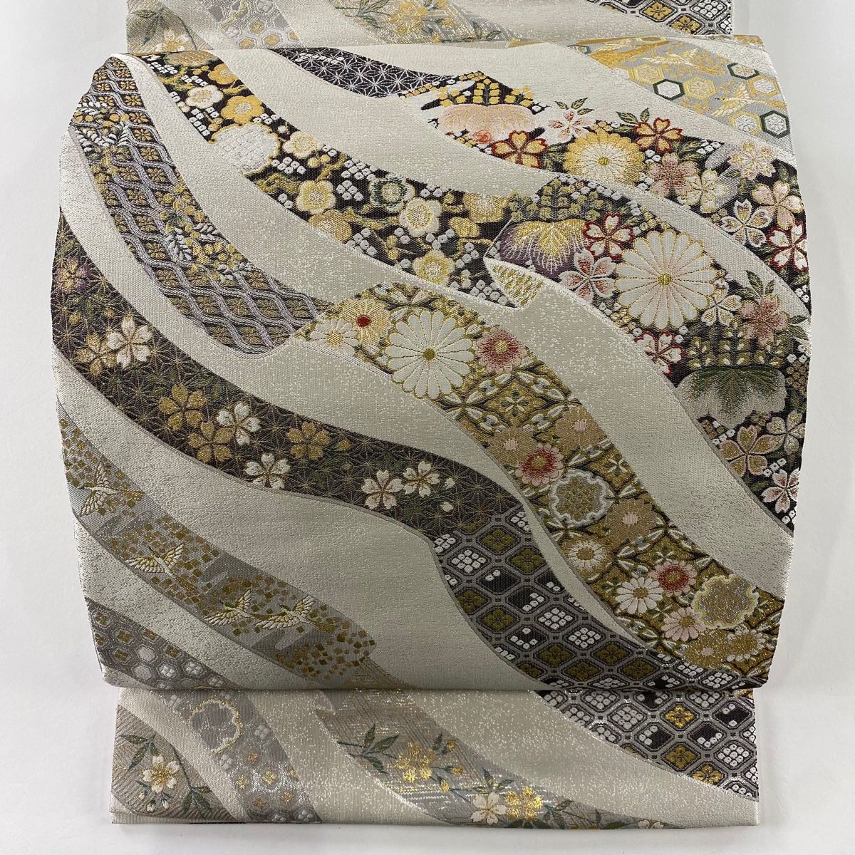 袋帯 美品 秀品 落款 藤三郎 山並み 草花 箔 灰茶 六通 正絹 【中古】