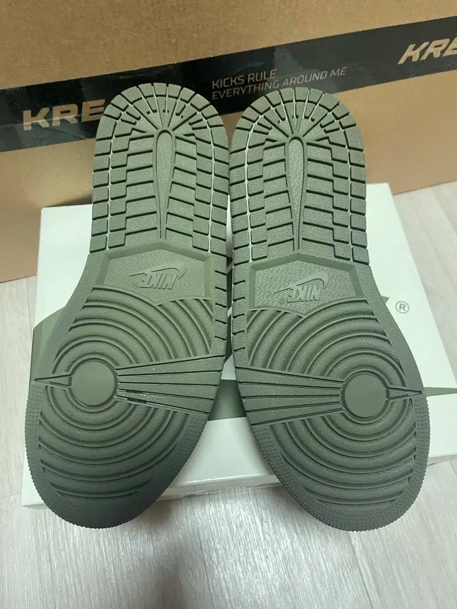 ジョーダン 1 トラヴィススコット ロー ミディアム ウリブ 230