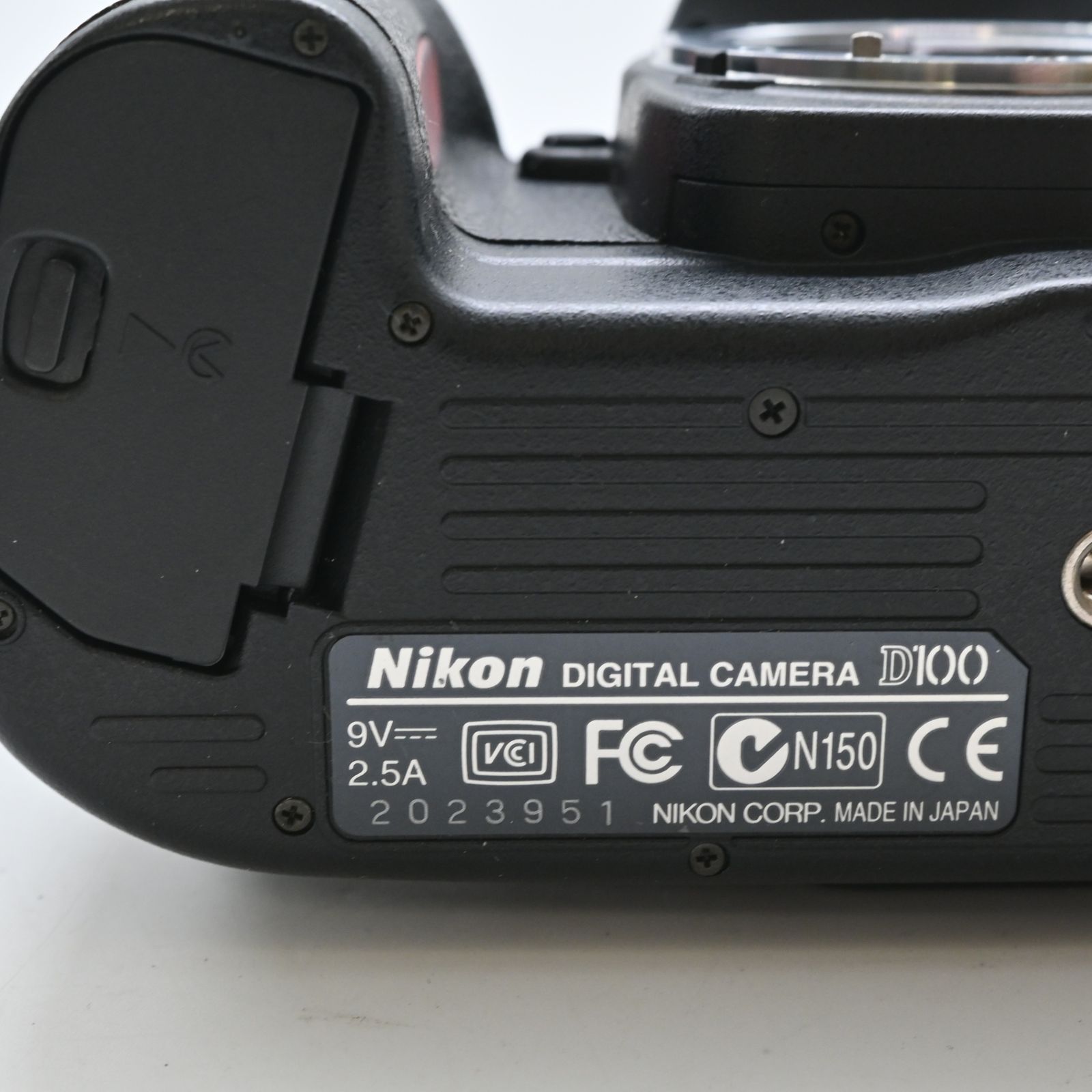Nikon D100 デジタル一眼レフカメラボデー　ジャンク扱い 難有品】Nikon デジタル一眼レフ D100 ボディ - メルカリ
