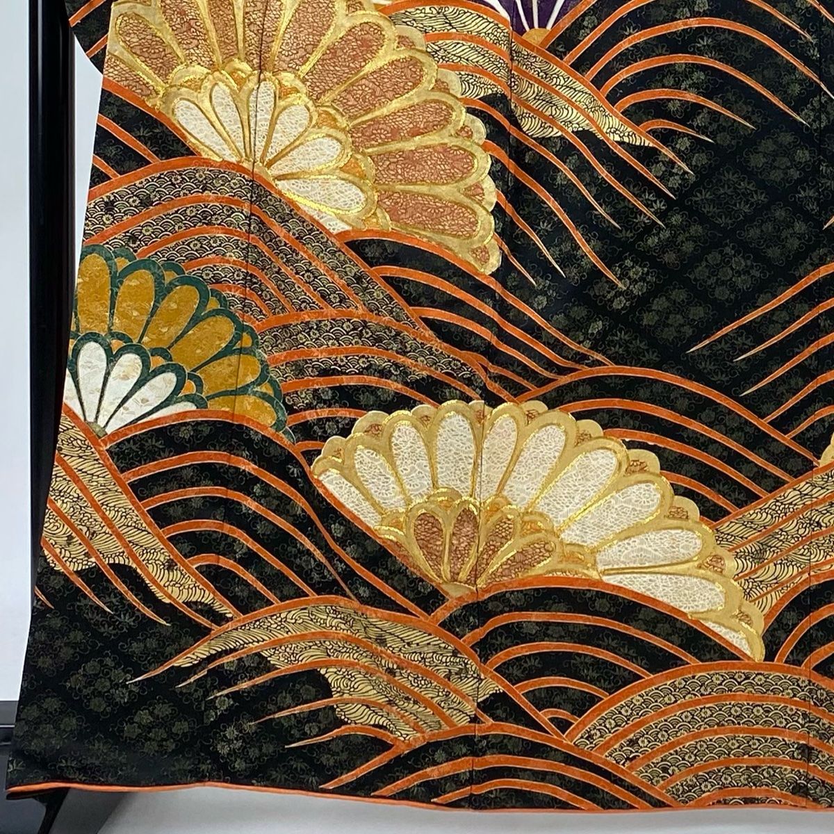 振袖 身丈163cm 裄丈65cm M 袷 菊 波 金通し 金彩 黒 正絹 名品 【中古  