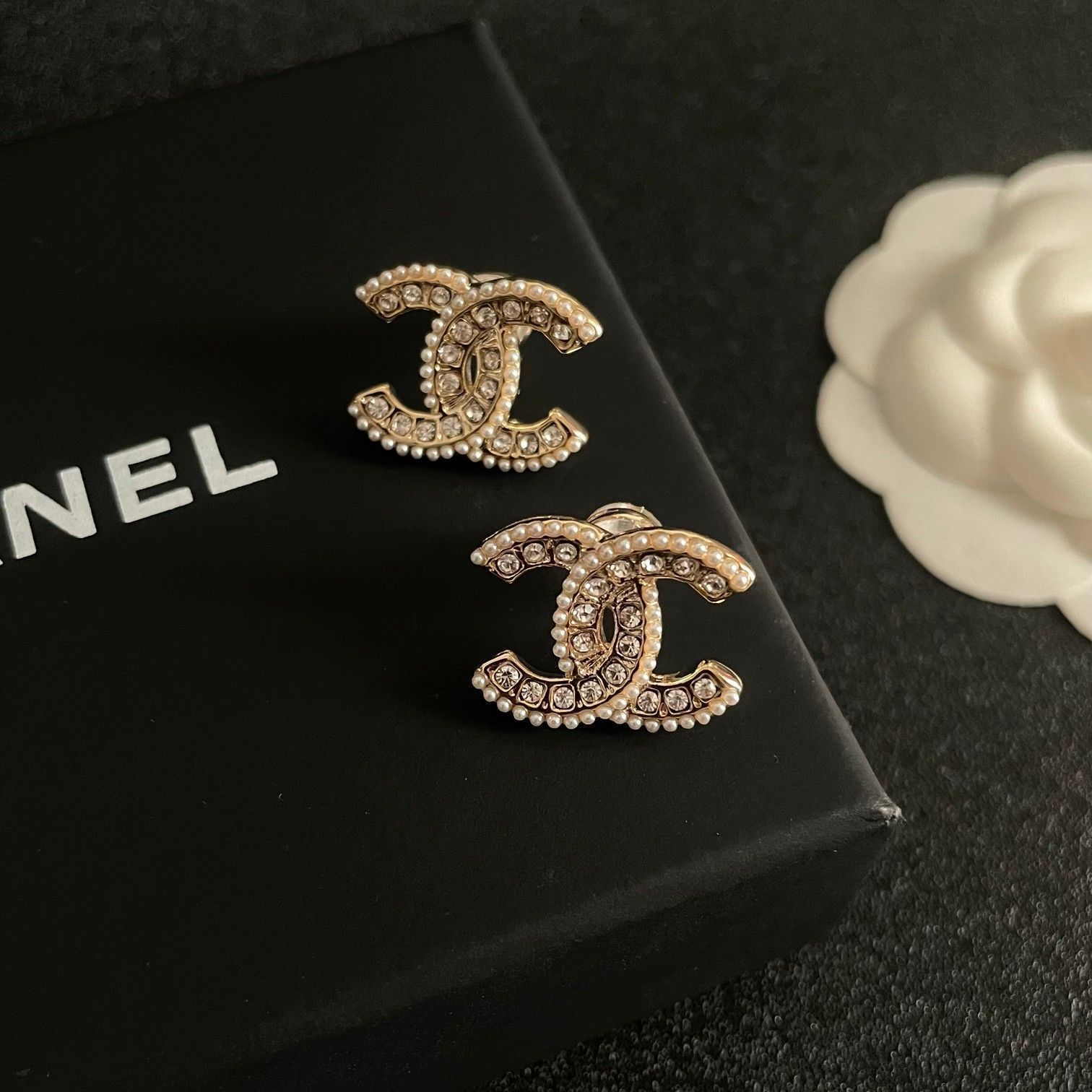 週末限定価格【確実正規品です】CHANEL ピアス 今日特価】Chanel ヴィンテージ アルファベットピアス 送料無料