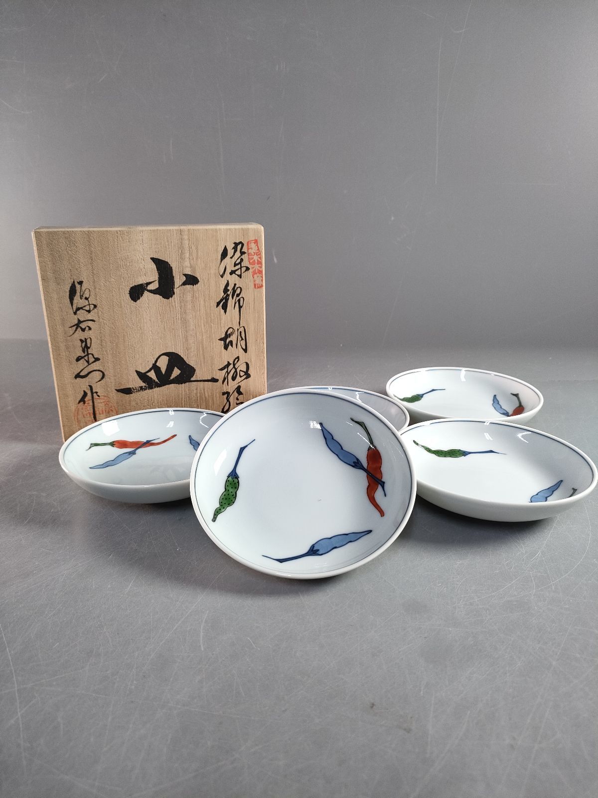 S1-1 有田焼 源右衛門窯 染錦胡椒絵小皿5客 共箱 飾皿 盛皿 菓子皿 懐石道具