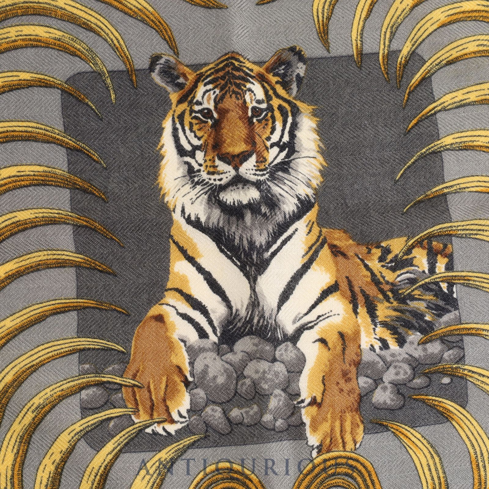 未使用級 HERMES カレ45 王者の虎 フルリ TIGRE  エルメス スカーフ カレ45 王者の虎 グレー系 CASHMERE65％ SILK35