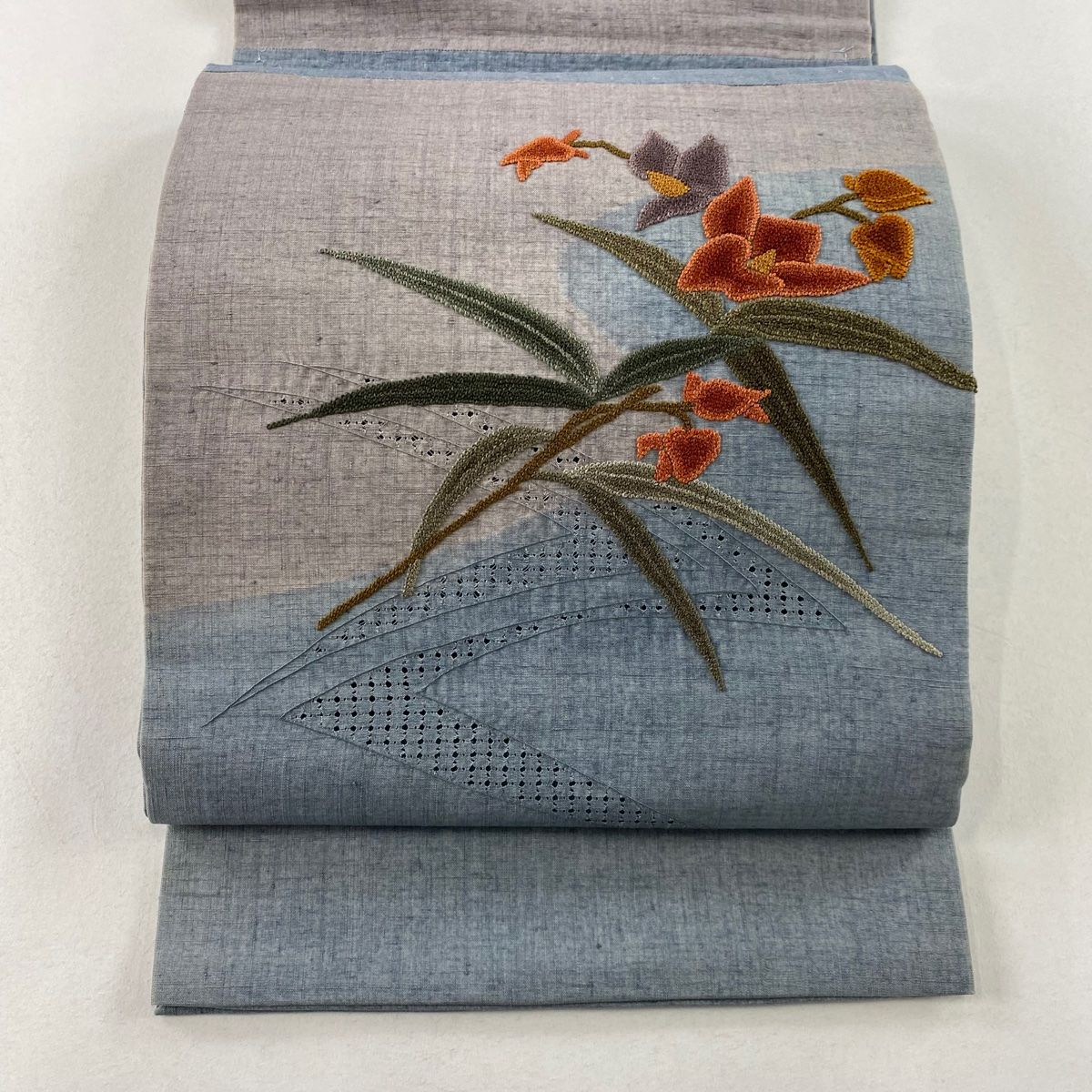 開き名古屋帯 秀品 紬地 草花 相良刺繍 青灰色 正絹 【中古