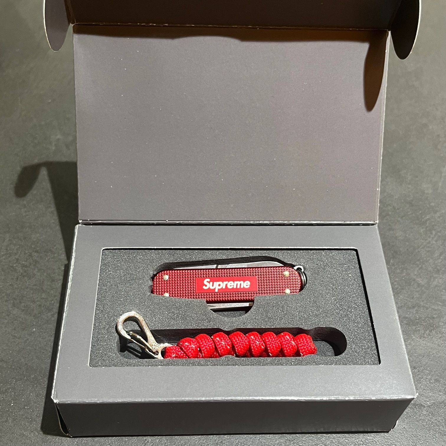 国内正規 新品 Supreme Victorinox Classic Alox Knife Red