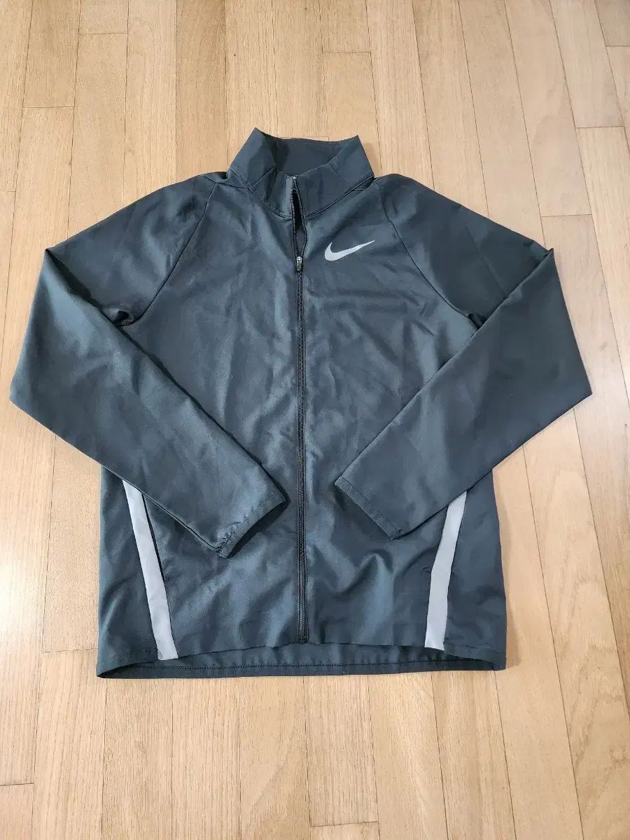 Nike ナイキ 軽量 ランニング ジャケット 黒 グレー ライン M95