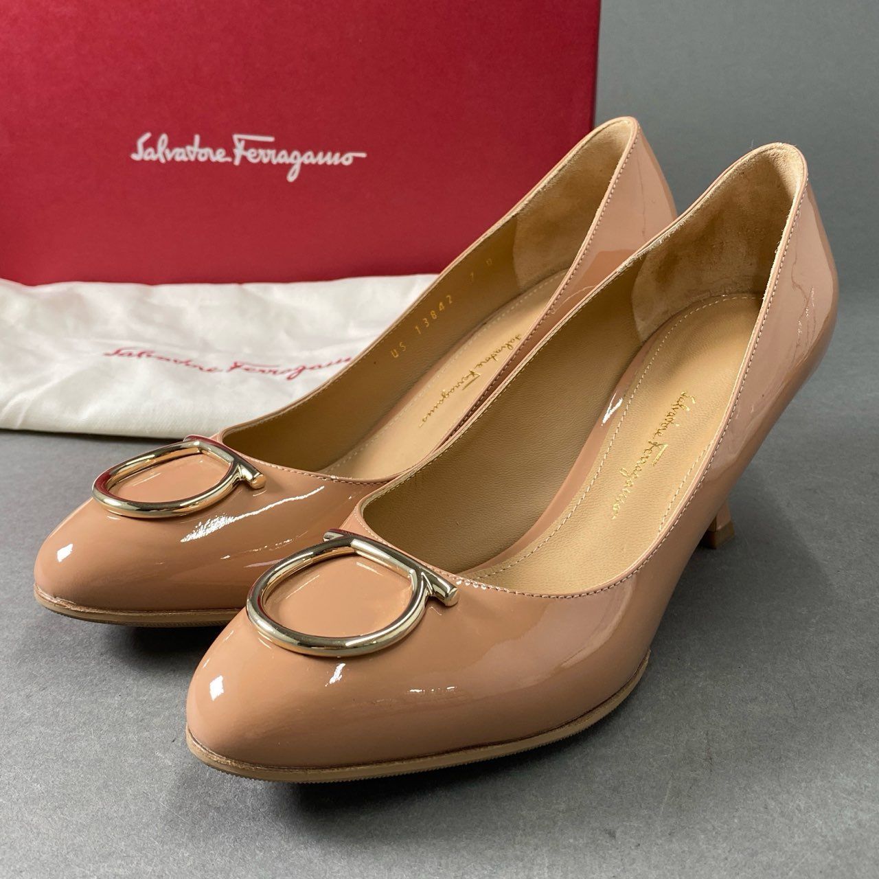 【美品】7D Ferragamo ミニヴァラ パンプス FERRAGAMO フェラガモ】美品 パンプス 7D - メルカリ
