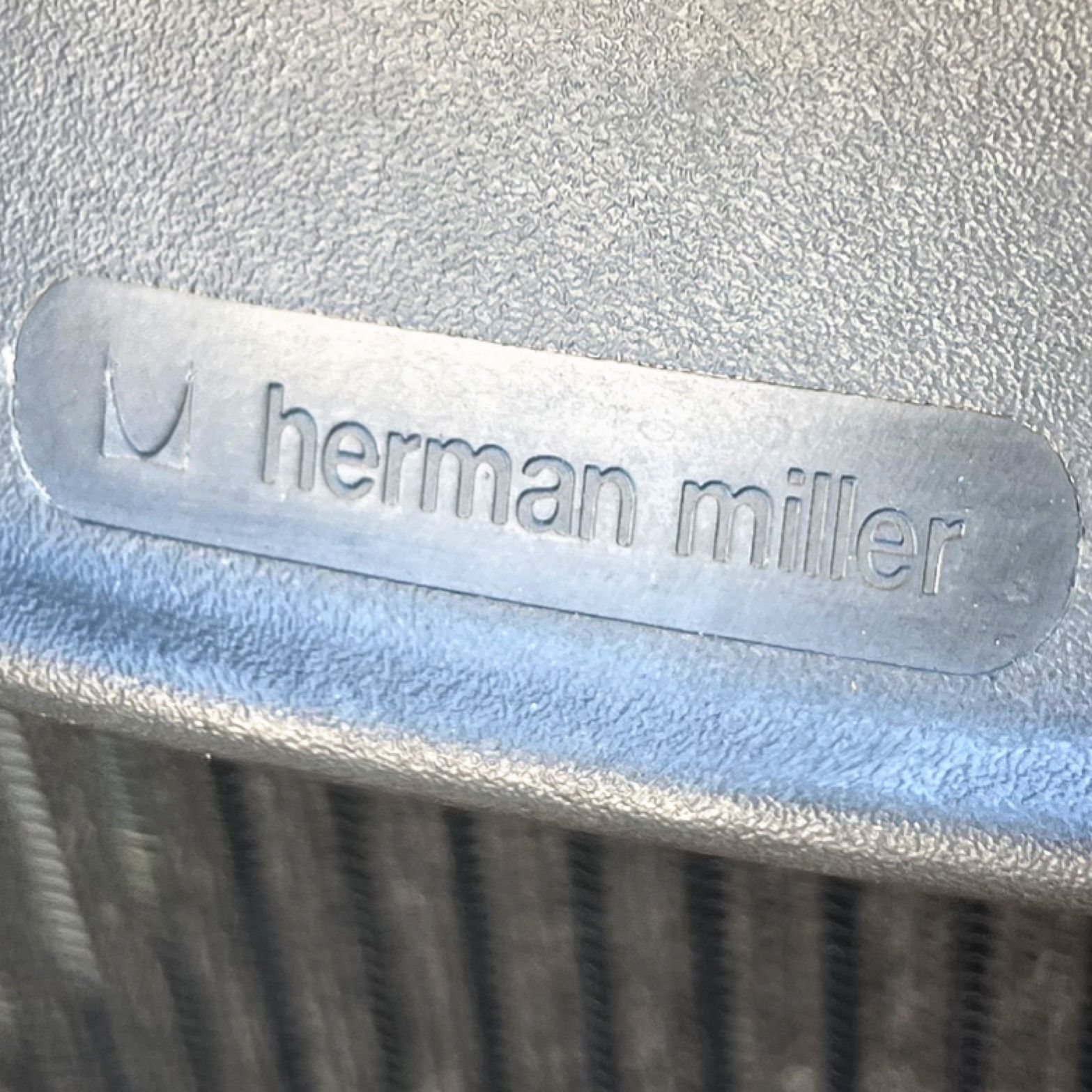 ユニークな ハーマンミラー アーロンチェアBサイズ 人間工学 オフィスチェア 全国送料無料！