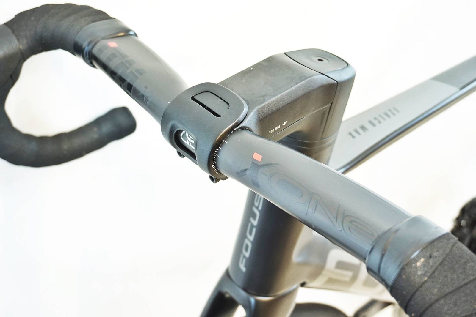 FOCUS フォーカス