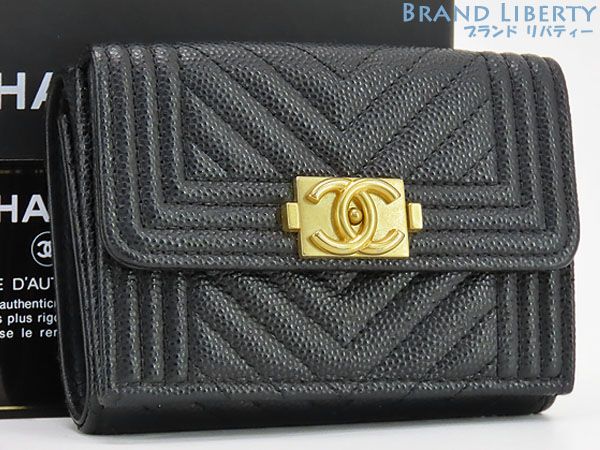 【超美品】シャネル　CHANEL　ボーイシャネル　キャビアスキン　スモール フラップ ウォレット　三つ折り財布　コンパクト財布　ミニウォレット　ブラック アンティークゴールド金具　グレインドカーフスキン　A84432