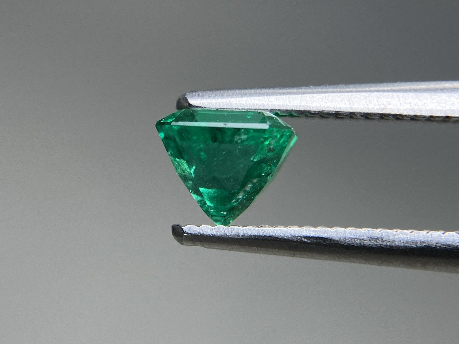 エメラルド 天然 0.786ct 中央宝石ソーティング付き 5.57㎜×4.83