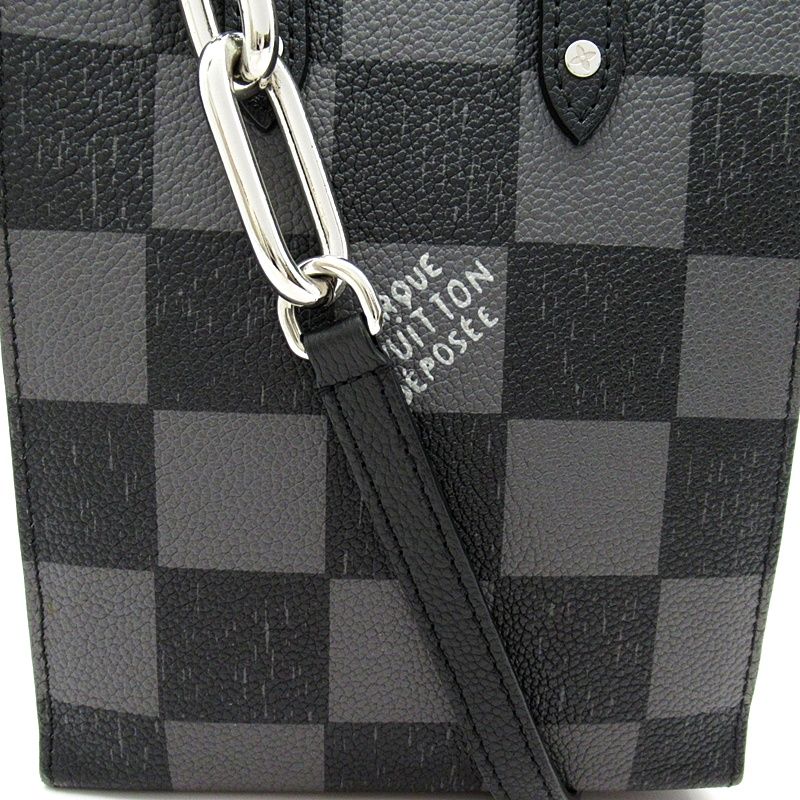 ルイ・ヴィトン ブラック チェック ケース 落ち着いたモノトーンキャンパスでマスキュリンな印象を醸し出すルイ