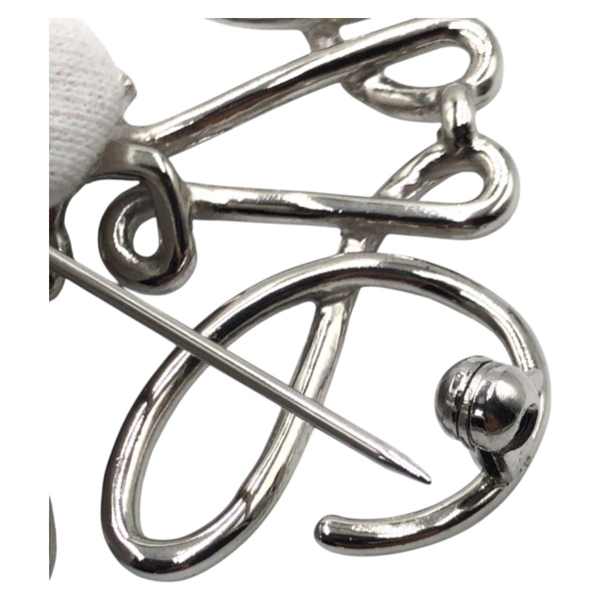 【正規品•未使用】LOEWE シルバー ロゴブローチ LOEWE ロエベ シルバー ロゴマーク アナグラム ブローチ - メルカリ