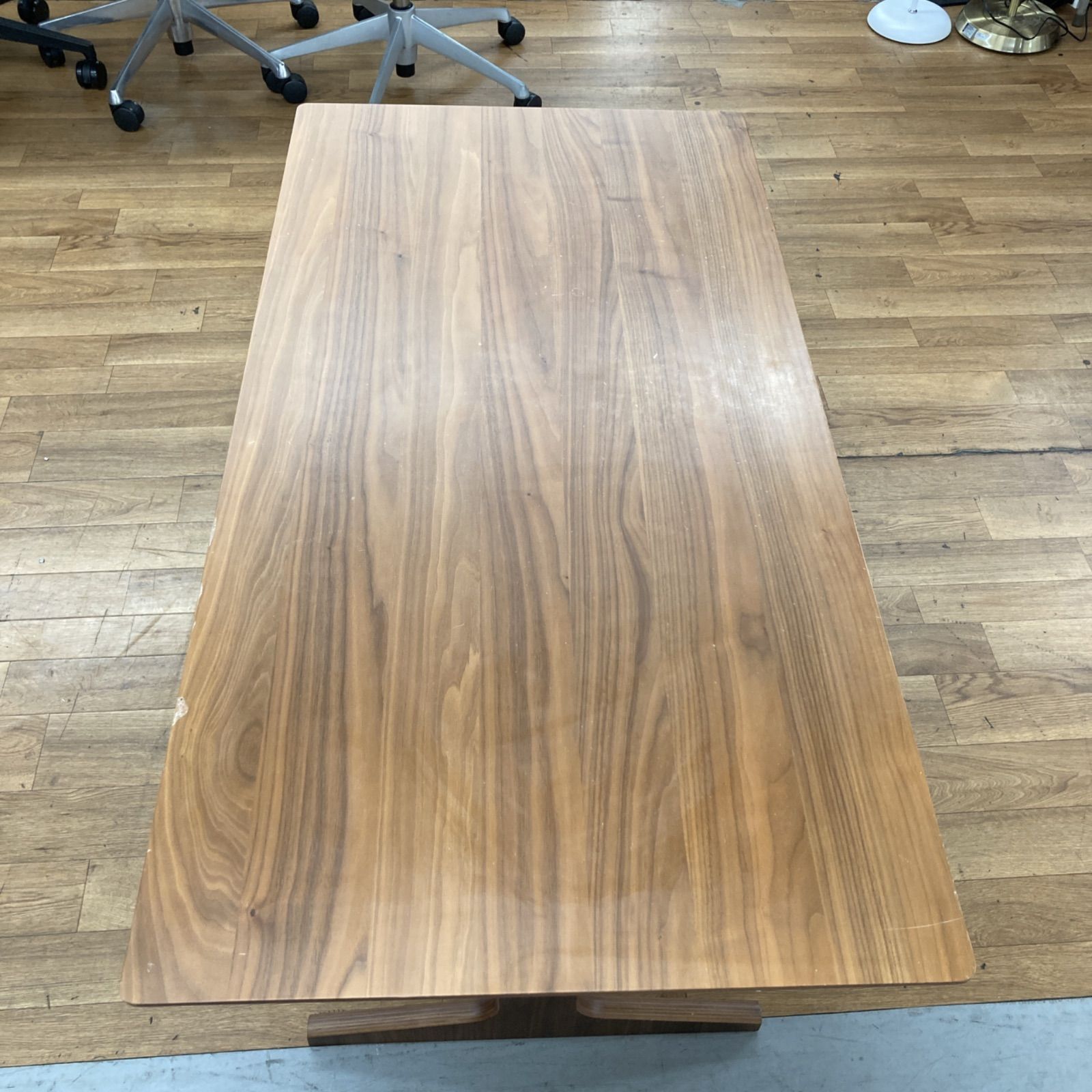 リビングでもダイニングでも使えるテーブル