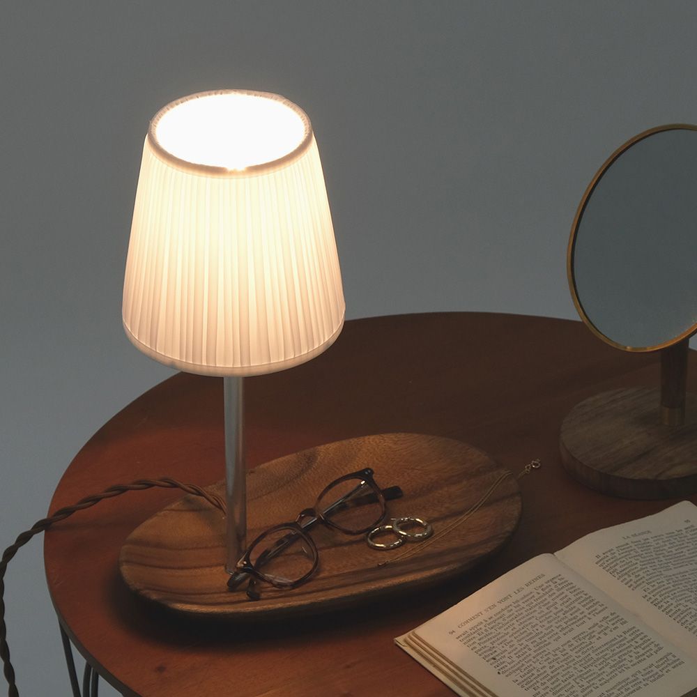 ベッドサイドにぴったりな アカシアのプレート付き テーブルライト さっと置けて さっと取れる 生活にフィットしたテーブルライト