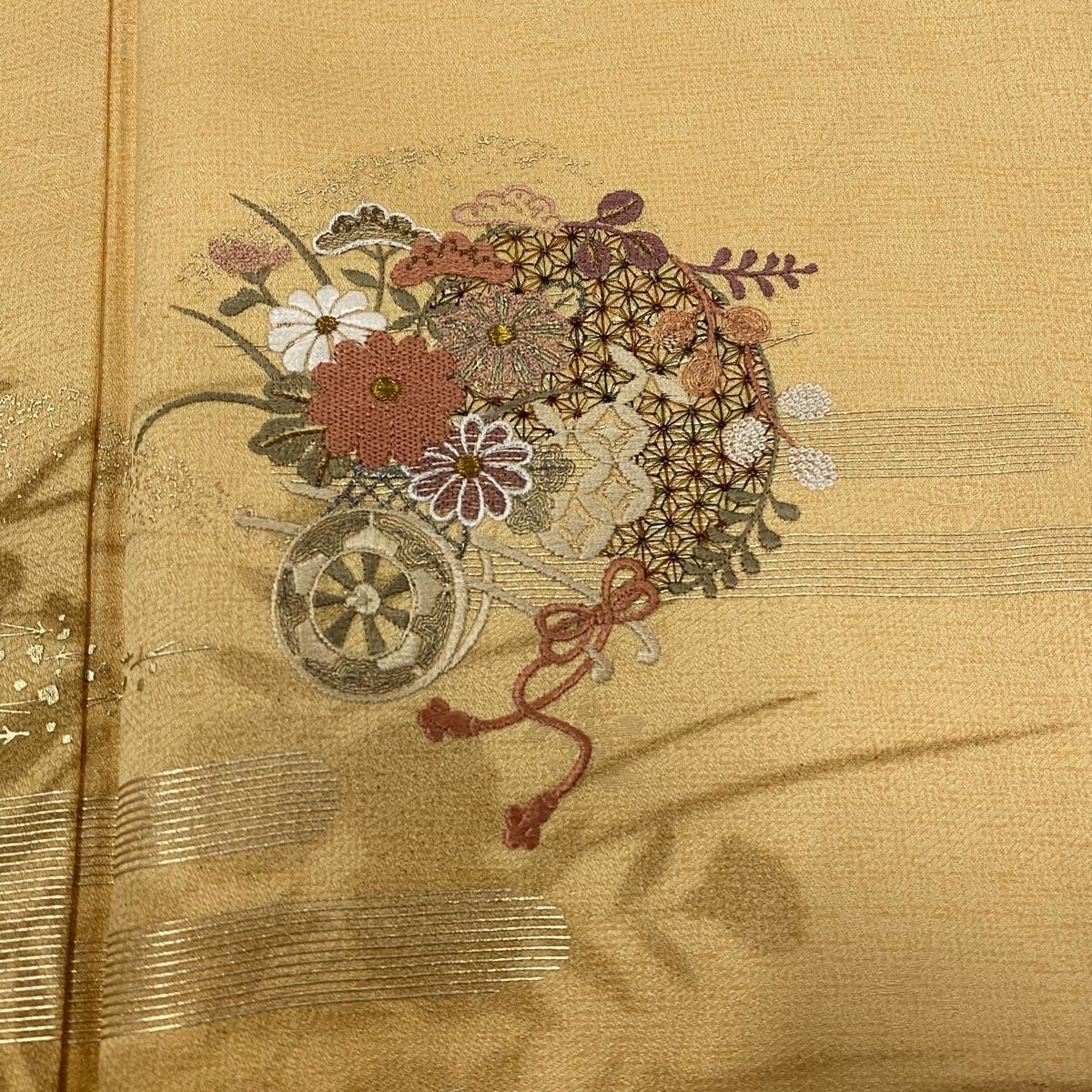 訪問着 アンティーク 暈し 刺繍 菊 中啓 有職文様 正絹 y656.560 訪問着 身丈158cm 裄丈65.5cm M 袷 花車 菊 刺繍 金糸 ベージュ