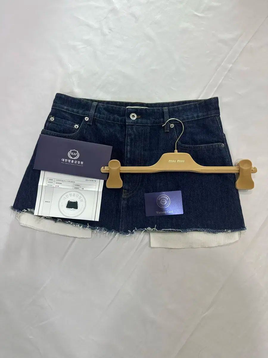 Miumiu デニム　花柄刺繍　ミニスカート Miumiu デニム 花柄刺繍 ミニスカート