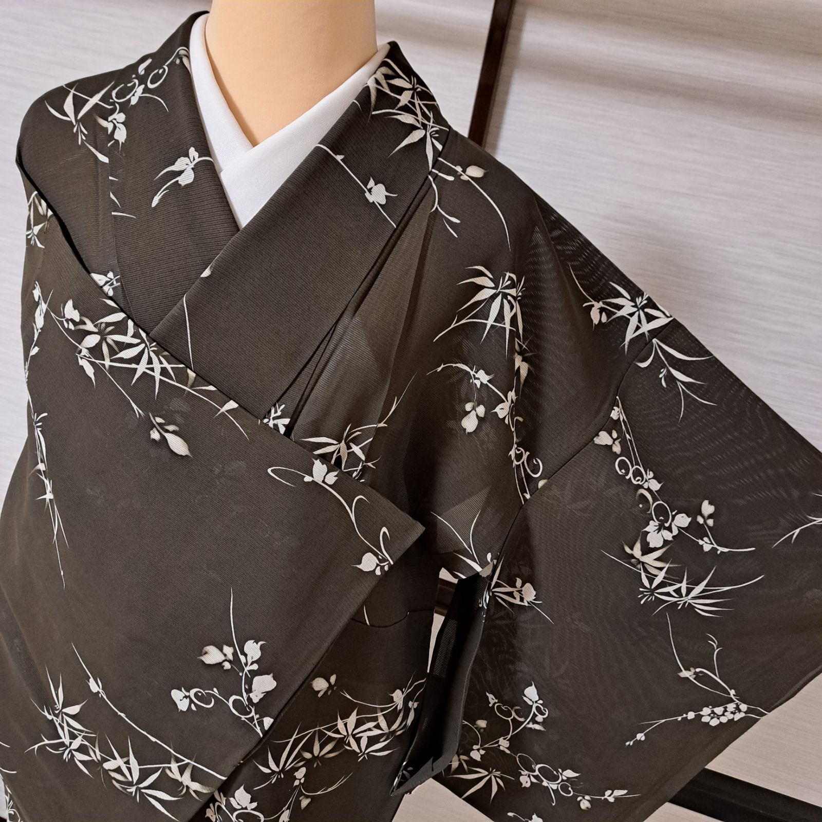 身幅ゆったりサイズ 夏着物 絽 正絹 小紋 スミクロ地に笹と草花