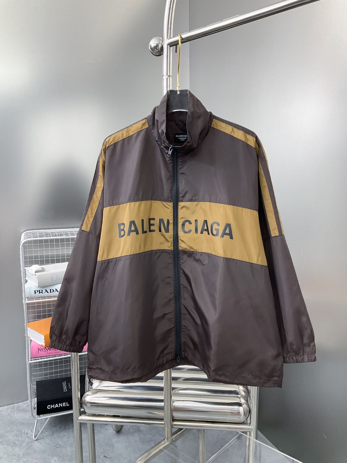 BALENCIAGA★バックロゴ オーバーサイズ レインコート 楽天市場】【美品】BALENCIAGA バレンシアガ 2019AW 556238