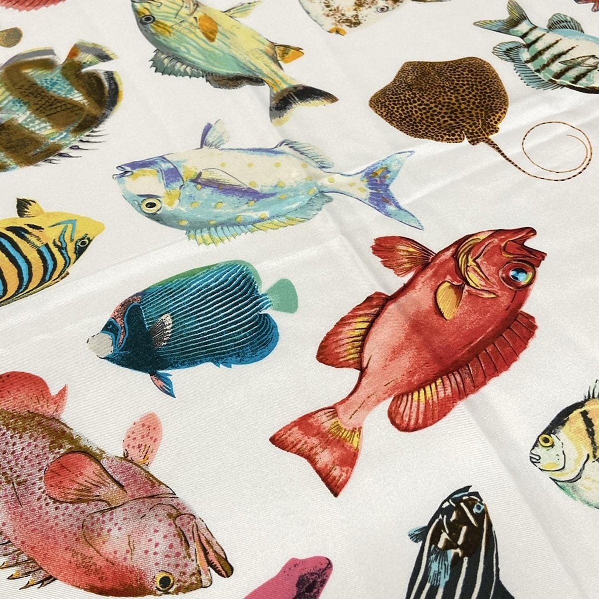 GUCCI グッチ　スカーフ　魚　サンゴ　海 GUCCI グッチ スカーフ 魚 サンゴ 海 - メルカリ