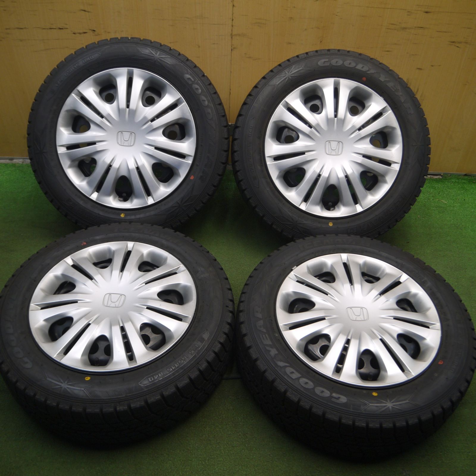 *送料無料* バリ溝！20年！9.5分以上ホンダ フィット 純正 スチール 175/65R15 スタッドレス グッドイヤー アイスナビ6 15インチ PCD100/4H4021408Hス