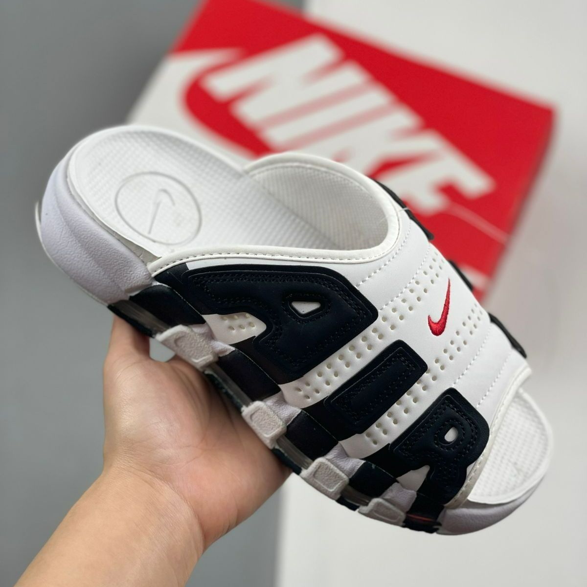 Nike Air More Uptempo Slide Triple White Red Black FB7815-100 男女兼用です【並行輸入】