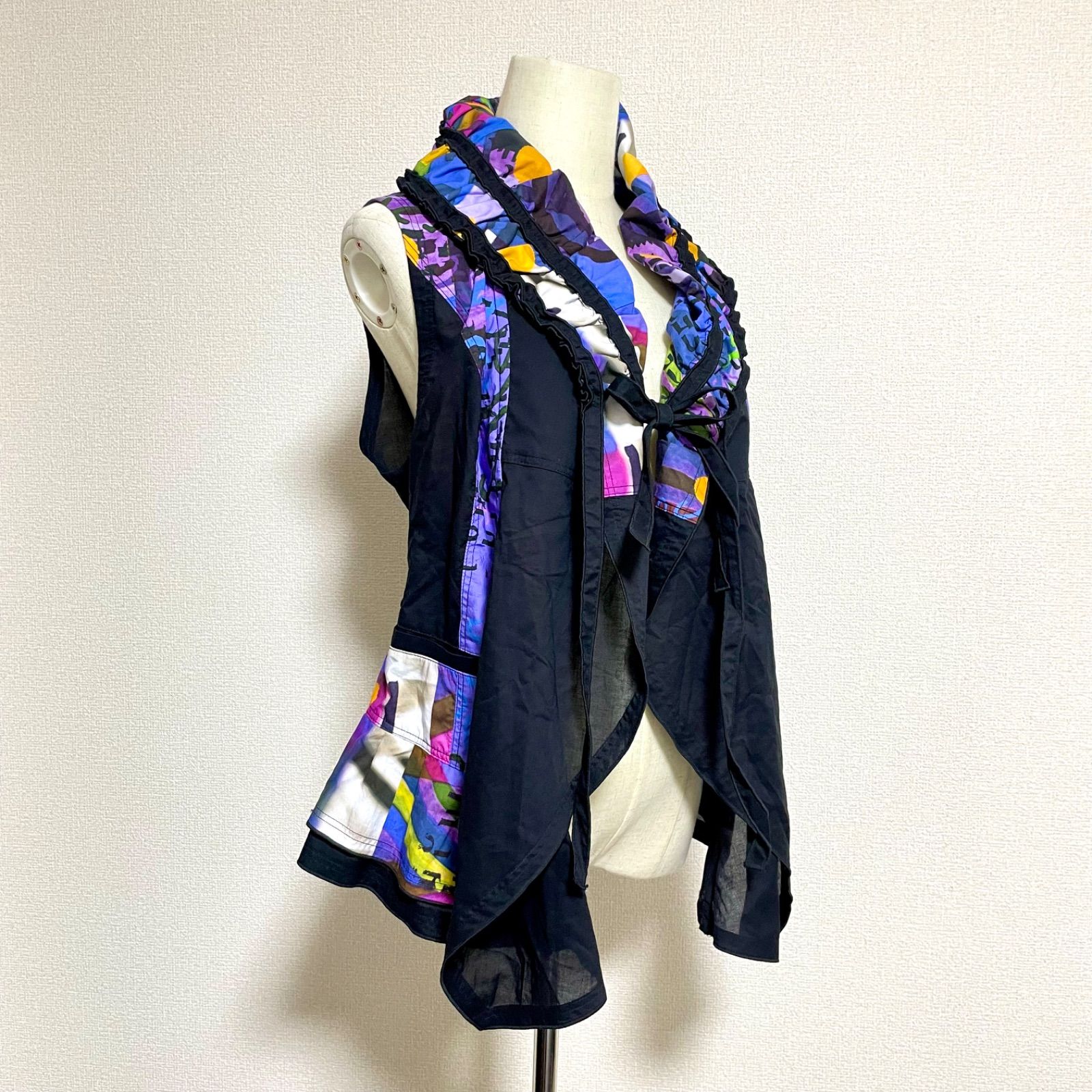 ♥品 タグ付き EIKO KONDO エイココンドウ 女優襟 フリル リボン アート柄 ジレ ベスト 日本製 エターナリーブレイズ