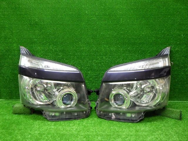 トヨタ ZRR70⁄75 ヴォクシー 前期 ヘッドライト 左右 HID 28-203 V8