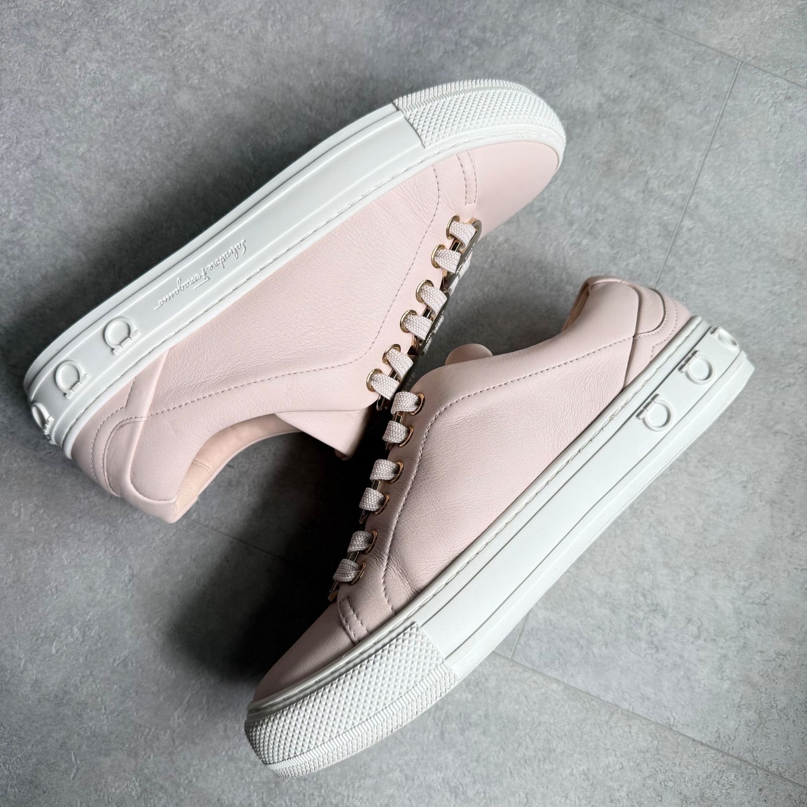 【極美品】Salvatore Ferragamo フェラガモ ヴァラ リボン５c 美品】Ferragamo フェラガモ ヴァラリボンパンプス ローヒール