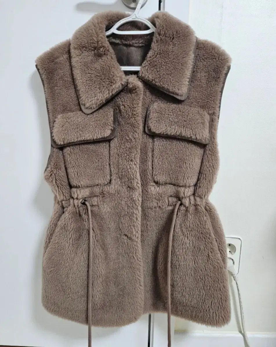 美品　yori ヨリ　プードルフードジレ　ベスト　グレー yori プードルフードジレ グレー 美品 yori ヨリ プードルフード