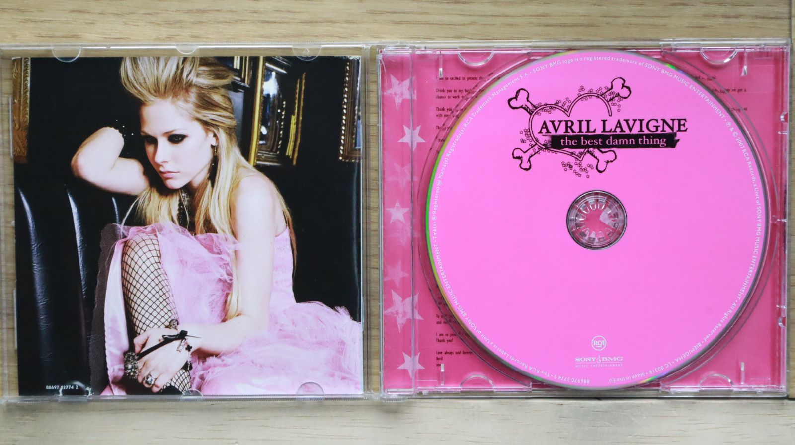 アヴリル・ラヴィーン 限定額装 THE BEST DAMN THING Amazon.co.jp