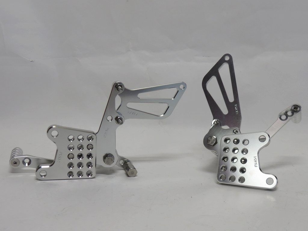 【２０１４最新作】 CNC 調整式 gsx-r1000 2000-2004 gsx-r750 1996-2005 gsx-r600 2000-2005 SV650|S SV1000|S 1998-2014 K1 バックステップ 銀 絶対にお買得!